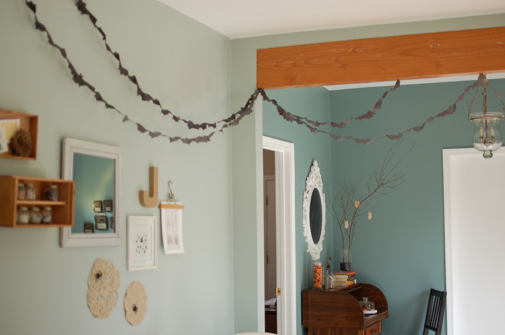 Living room with garlands