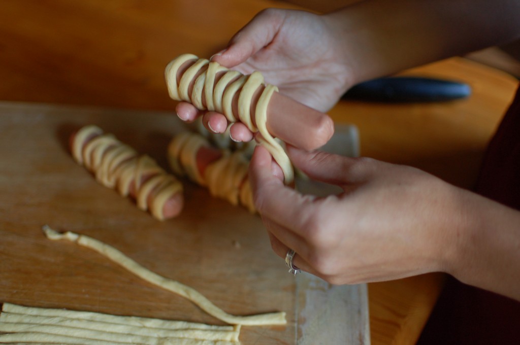 Wrapping the hot dog